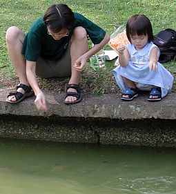 Jin and Robyn feeding fishes