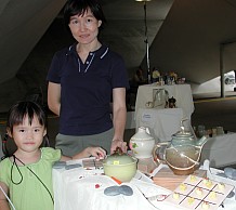 Robyn and Mummy supporting Daddy