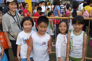 Robyn with Aunt Horng Ling's kids