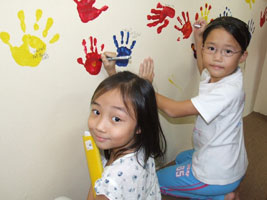 Robyn and Julianna leaving their hand prints and signatures on the wall of fame...