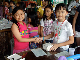 Robyn presents prize to Valerie