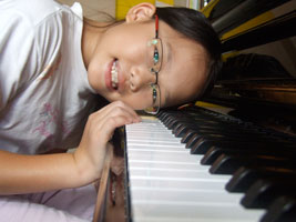 Robyn the little pianist