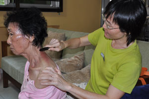 Jin massaging her mum.