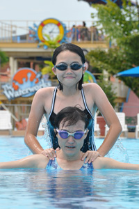 Robyn and Jin in the pool