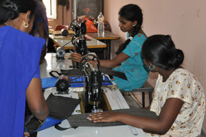 In V.V. Giri, women learn and cooperate to sew and produce lunch bags for self-reliance.