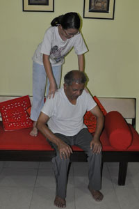Robyn pressing Uncle Murthy's 肩井 acupressure points