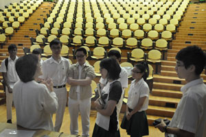 Foreign students eager to hear more after the talk