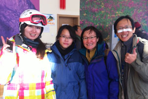 My plaster across my face to protect from froze bite struck up a conversation with 叶冰柳 who a new friend.