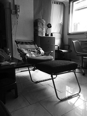 The reclinable chair that 外公 occupied daily became a reminder of his absence...