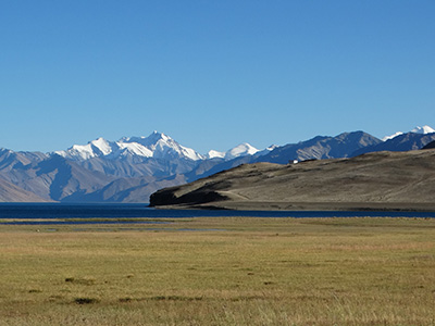 To the south, the majestic Spiti snow peaks are visible. I recall fondly we were looking at the opposite face of these same peaks from Spiti Valley in Himachal Pradesh back in 2011
